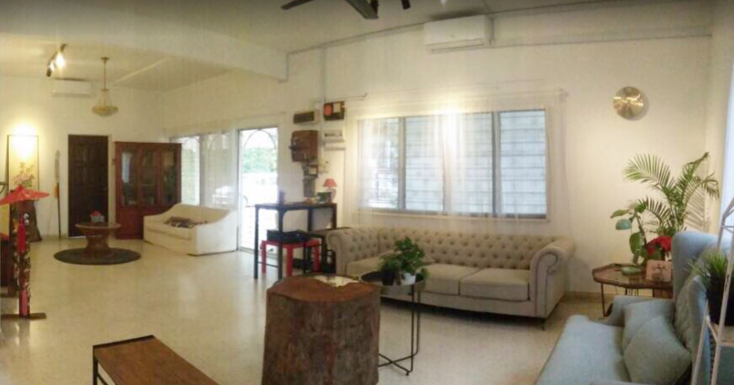 House of Throne Hostel
